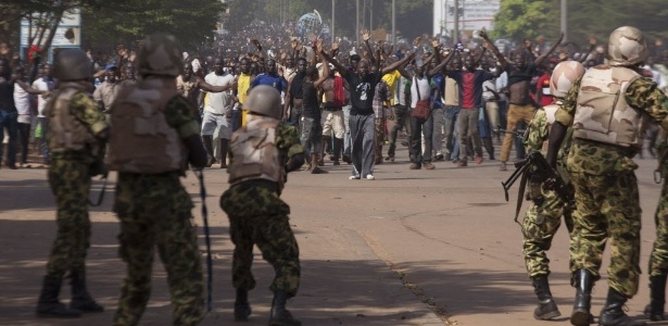 Manifestação em Burkina Fasso é reprimida por homens do Exército - Joe Penney/ Reuters