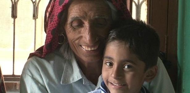 Rajo Devi, 75, e sua filha Naveen, 5 - BBC