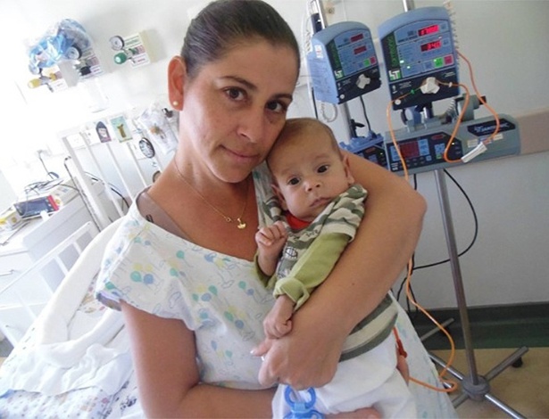 Dinéia Silva Gama, 41, e seu filho, Davi Miguel, que nasceu com um problema raro no intestino - Arquivo pessoal