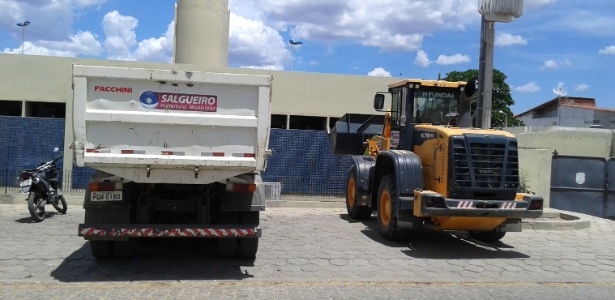 Operação da PF apreende caminhão-caçamba (à esq.) e escavadeira (à dir.) da Prefeitura de Salgueiro que eram utilizadas em obra particular na cidade pernambucana - Divulgação/Polícia Federal