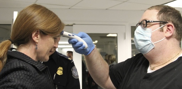 A embaixadora dos Estados Unidos na ONU, Samantha Power, tem a temperatura medida ao chegar da África Ocidental no aeroporto JFK, em Nova York. A medida é feita para conter a entrada de pessoas infectadas com o vírus ebola nos Estados Unidos - Michelle Nichols /Reuters