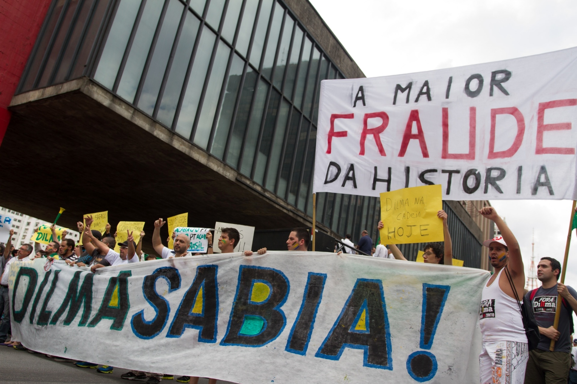 1º.nov. 2014 - Manifestantes contrários à reeleição da presidente Dilma Rousseff (PT) realizam um protesto na avenida Paulista, região centro-sul da capital paulista. O grupo pede o impeachment de Dilma e o fim do PT (Partido dos Trabalhadores) - Dario Oliveira/Código 19/Estadão Conteúdo