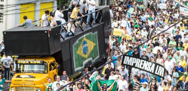 Protesto realizado em São Paulo no dia º de novembro, quando opositores defenderam o impeachmet de Dilma e até intervenção militar - Dario Oliveira/Código 19/Estadão Conteúdo