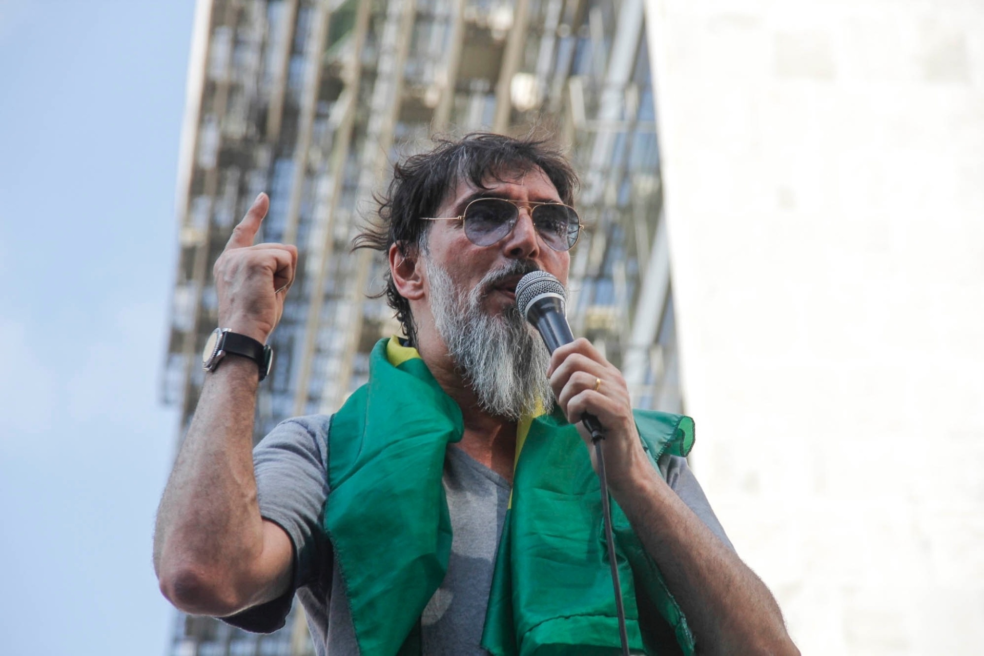 1º.nov. 2014 - O cantor Lobão participa de protesto na avenida Paulista, região centro-sul de São Paulo, contra a reeleição da presidente Dilma Rousseff (PT).  O grupo pede o impeachment de Dilma e o fim do PT (Partido dos Trabalhadores) - Mariana Topfstedt/Sigmapress/Estadão Conteúdo