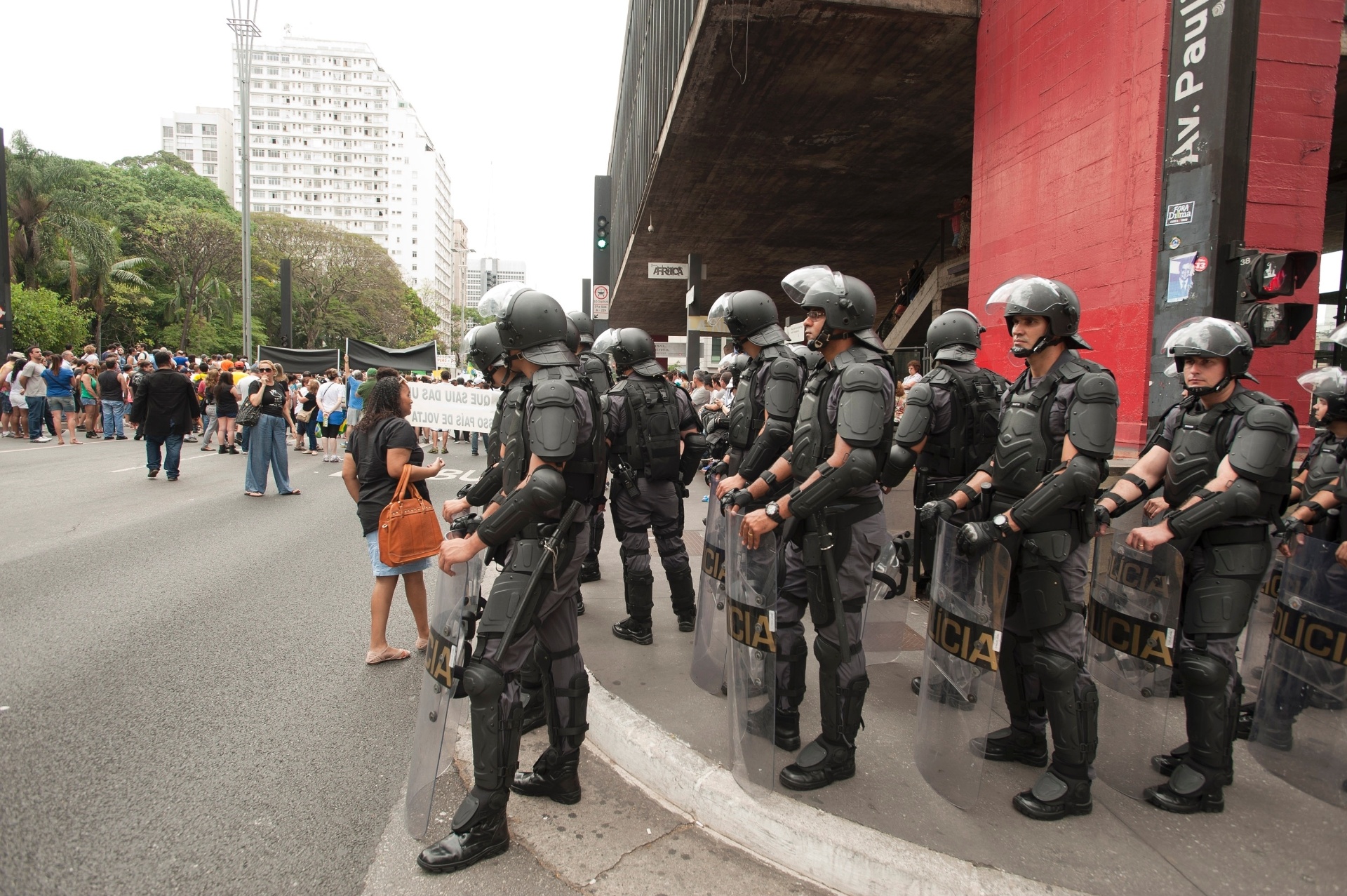 1º.nov. 2014 - Policias acompanham manifestantes contrários à reeleição da presidente Dilma Rousseff (PT) durante ato na avenida Paulista, região centro-sul da capital paulista. O grupo pede o impeachment de Dilma e o fim do PT (Partido dos Trabalhadores) - Dario Oliveira/Código 19/Estadão Conteúdo