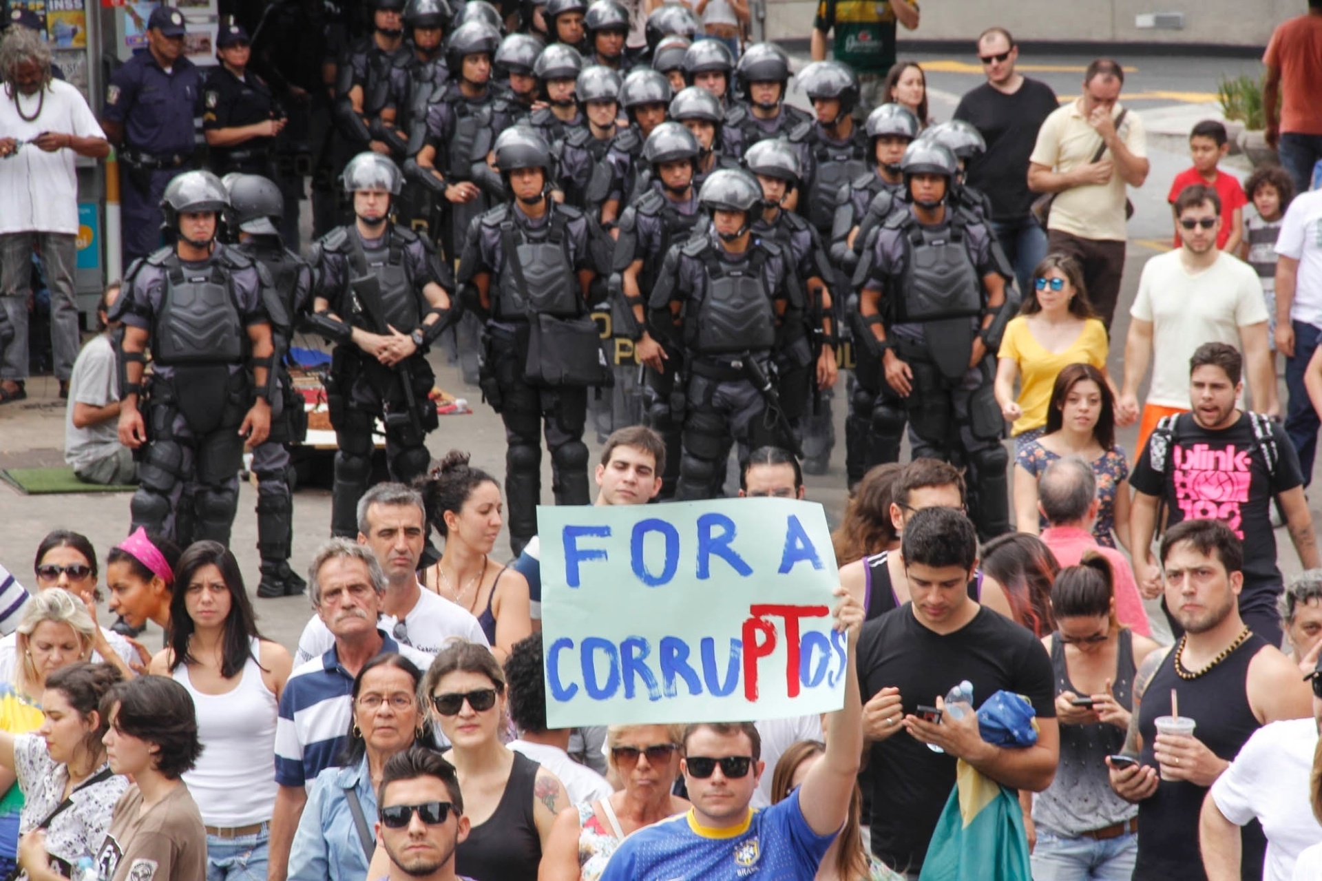1º.nov. 2014 - Policias acompanham manifestantes contrários à reeleição da presidente Dilma Rousseff (PT) durante ato na avenida Paulista, região centro-sul da capital paulista. O grupo pede o impeachment de Dilma e o fim do PT (Partido dos Trabalhadores) - Dario Oliveira/Código 19/Estadão Conteúdo
