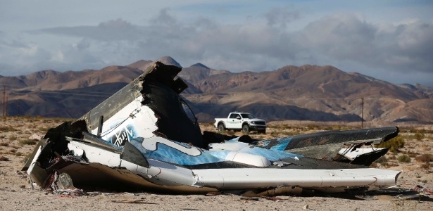 Destroços da aeronave da Virgin Galactic, que explodiu durante um voo teste, são encontrados em Cantil, na Califórnia (EUA) - Lucy Nicholson - 1º.nov.2014 - /Reuters
