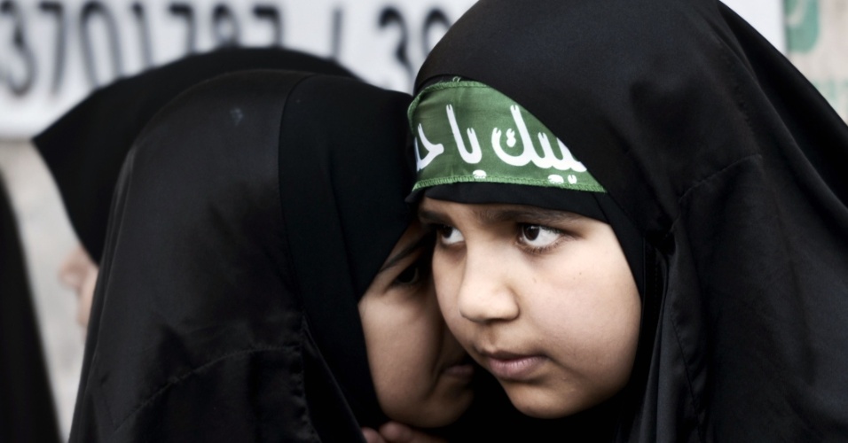 1º.nov.2014 - Crianças conversam durante cerimônia realizada em Sanabis, oeste de Manama (Bahrein), que lembra a morte de Imam Hussein, neto do profeta Maomé 