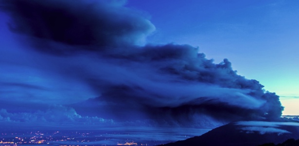 Vulcão Turrialba visto de Cartago, na Costa Rica: cientistas apontam conexão com aquecimento global - Ezequiel Becerra/AFP