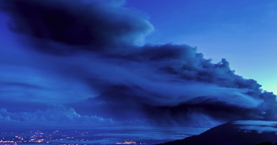 1º.nov.2014 - Vulcão Turrialba, visto de Cartago, na Costa Rica, registra a maior erupção dos últimos 150 anos, segundo Instituto Nacional de Emergências