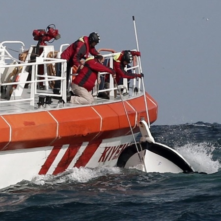 03.nov.2014 - Imagem de arquivo de resgate no Mar Negro, na costa da Turquia - Osman Orsal/ Reuters