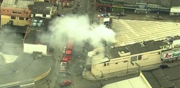 Imagens aéreas feitas pela "TV Globo" mostram a movimentação dos bombeiros acionados para apagar o incêndio no Supermarket, na manhã desta segunda (3) - Reprodução/TV Globo