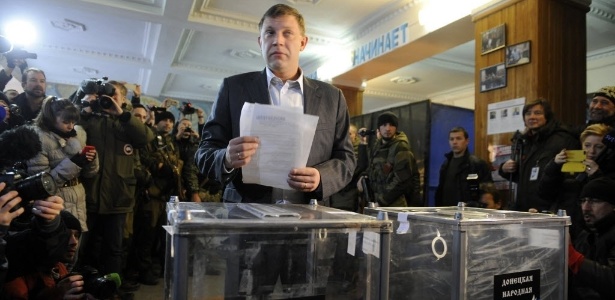 Zakharchenko, primeiro-ministro da auto-proclamada República Popular de Donetsk, vota nas eleições separatistas - Alexander Khudoteply/ AFP