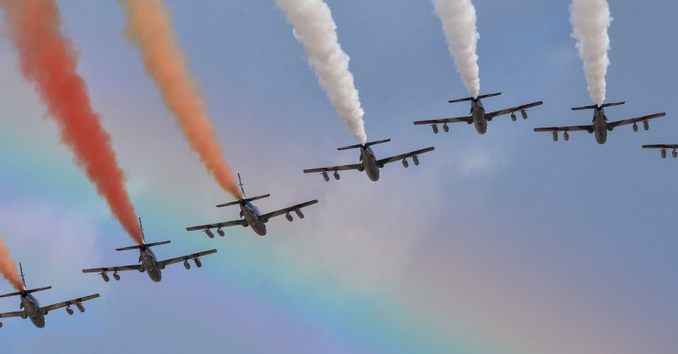 4.nov.2014 - Equipe de acrobacia da Força Aérea italiana espalha pelo céu fumaça com as cores da bandeira da Itália durante a celebração do "Dia da Unidade Nacional" e do "Dia das Forças Armadas", que marca o fim da Primeira Guerra Mundial para o país 