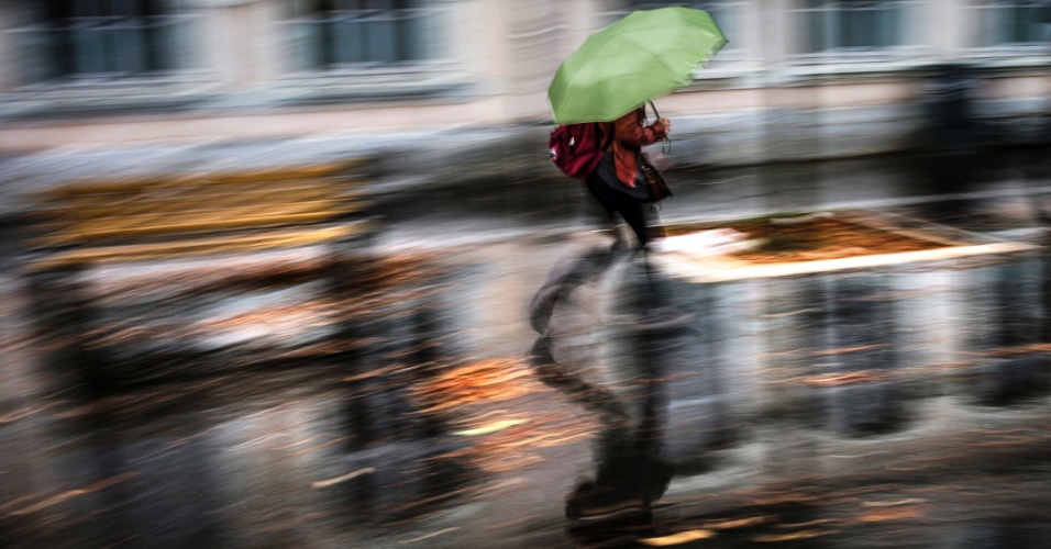 4.nov.2014 - Uma pessoa caminha com um guarda-chuva em Lyon, na França