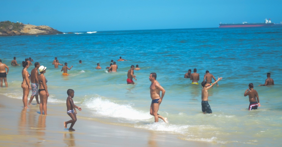 4.nov.2014 - Banhistas aproveitam o dia ensolarado e lotam a praia de Ipanema, na zona sul do Rio de Janeiro, nesta terça-feira (4). A temperatura chegou aos 38ºC