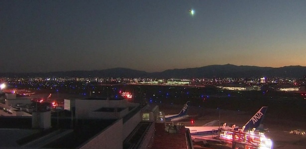 Uma câmera do aeroporto da província de Fukuoka, no sul do Japão, gravou imagens que mostram um objeto emitindo uma forte luz verde. Outra câmera, no porto de Hakata, capturou uma luz alaranjada - Reprodução/BBC