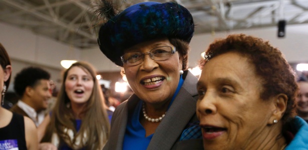 4.nov.2014 - A democrata Alma Adams (de chapéu), eleita representante pelo Estado da Carolina do Norte, participa de evento em Greensboro - Chris Keane/Reuters
