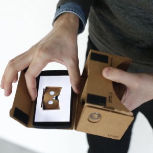 O Google Cardboard --caixinha de papelão que transforma o celular em óculos de realidade virtual-- é compatível apenas a smartphones Android