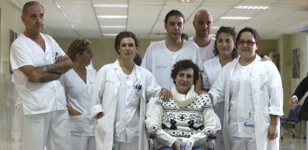 5.nov.2014 - A enfermeira espanhola aparece pela primeira vez desde sua internação ao lado do corpo médico que cuidou dela no hospital de Madri - Fernando Alvarado/ EFE