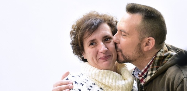 A enfermeira Teresa Romero é beijada pelo marido Javier Límon após declarada sua alta - Pierre-Phillippe Marcou/AFP