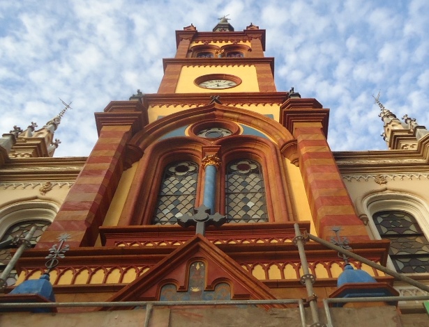 Fachada da Igreja de São José, principal templo católico em Belo Horizonte, em reforma, revela suas cores originais - Carlos Eduardo Cherem/UOL