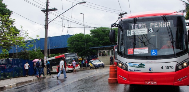 Ônibus sai do terminal São Mateus, na zona leste de São Paulo - Peter Leone/Futura Press/Estadão Conteúdo