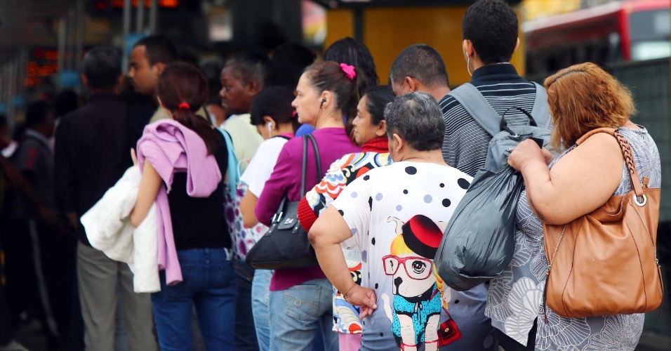5.nov.2014 - Passageiros aguardam em fila durante paralisação de rodoviários no terminal Parque Dom Pedro 2º, região central de São Paulo. A categoria protesta contra os ataques a coletivos