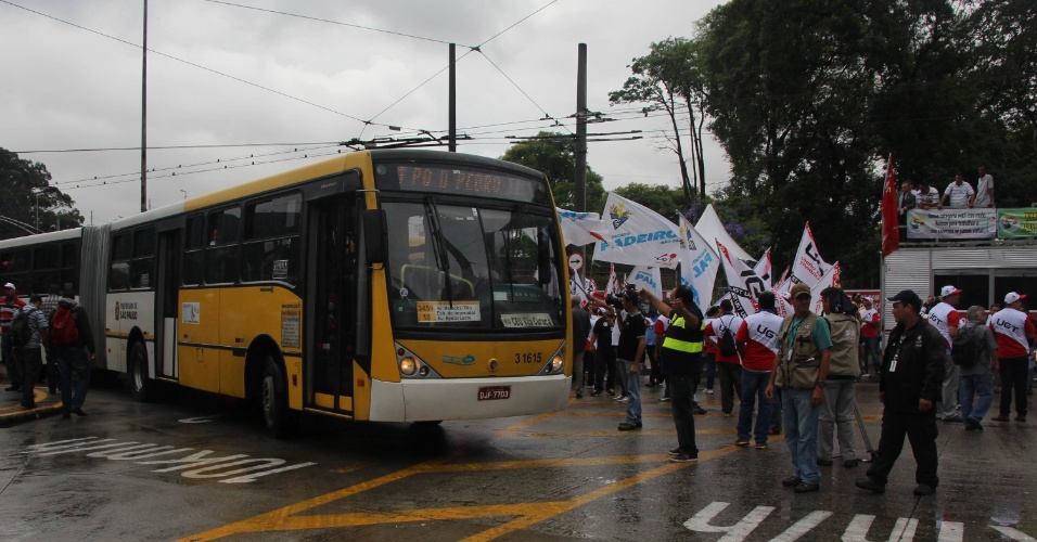 5.nov.2014 - Ônibus deixa o terminal Dom Pedro 2º, na zona central de São Paulo. A paralisação de motoristas e cobradores de ônibus afetou todos os terminais da cidade