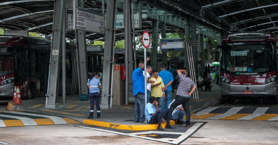 5.nov.2014 - Paralisação de motoristas e cobradores de ônibus afeta o terminal Pinheiros, na região oeste de São Paulo. A paralisação de motoristas e cobradores de ônibus afetou todos os terminais da cidade