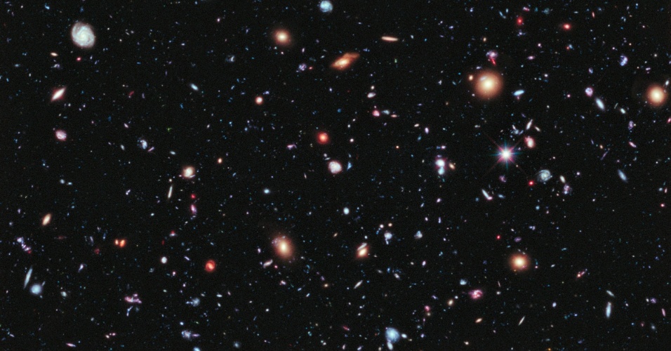 6.nov.2014 - GALÁXIAS DISTANTES - A imagem, obtida pelo telescópio Hubble da Nasa (agência espacial americana), mostra mais de 5.000 galáxias. Segundo a agência, algumas delas tem mais de 13,2 bilhões de anos e são as galáxias mais distantes já observadas