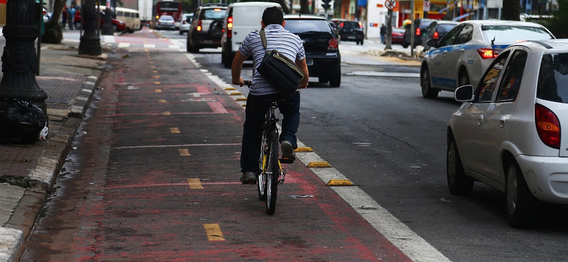 7.nov.2014 - Ciclofaixa na avenida Duque da Caxias - Jorge Araujo/Folhapress