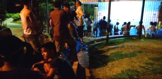 Moradores de Itu (SP) fazem fila até de madrugada para abastecer galões nas bicas - BBC