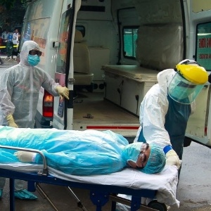 Profissionais da saúde fazem testes para aprender a transportar pacientes infectados pelo vírus ebola - AFP