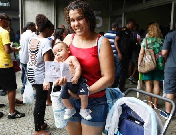 Alda Sobrinho, 22, chegou com o filho de dois meses e não pôde fazer o Enem 2014 - Marcos Pinto/UOL