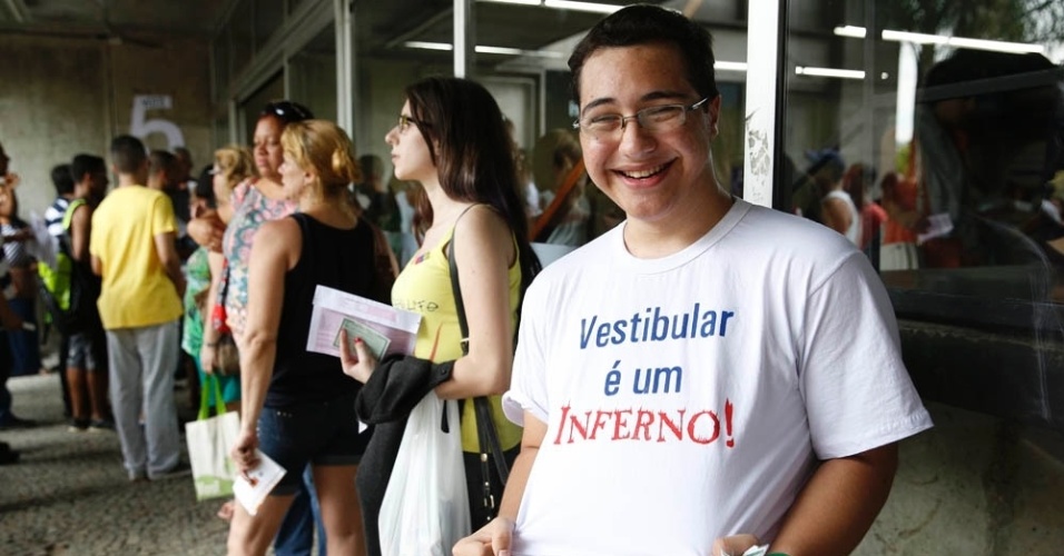 8.nov.2014 - Candidato do Enem 2014 no Rio de Janeiro usa camiseta criticando os vestibulares