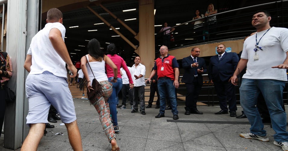 8.nov.2014 - Candidatos correm para não perder o primeiro dia de provas do Enem 2014 em local de prova na Barra Funda, em São Paulo (SP)
