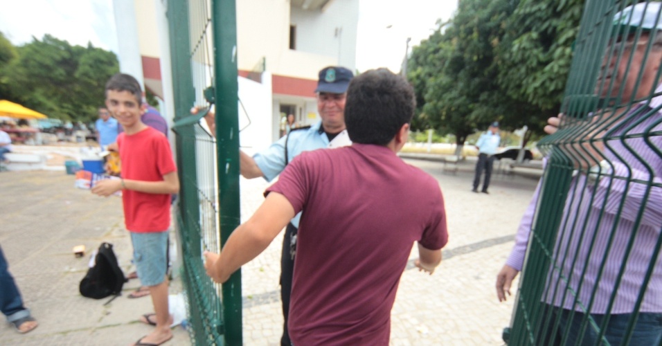 8.nov.2014 - Candidatos do Enem 2014 correm antes de fecharem os portões na entrada no campus da Uece (Universidade Estadual do Ceará), no bairro Itapery, em Fortaleza