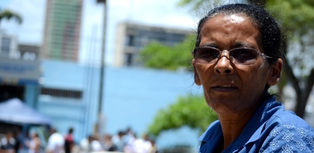 8.nov.2014 - Dona Maria José dos Santos, 51, vai esperar o filho terminar a prova do Enem 2014 - Beto Macário/UOL 