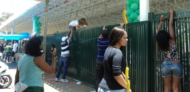 8.nov.2014 - Candidatas de Brasília pularam o muro para tentar fazer o Enem, mas mesmo assim foram eliminadas  - Kelsiane Nunes/Esp.CB/D.A Press