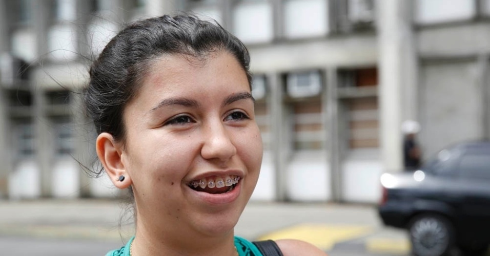 8.nov.2014 - Eliana Miranda, 17, foi uma das primeiras candidatas a sair do primeiro dia do Enem 2014 na Uerj (Universidade do Estado do Rio de Janeiro)