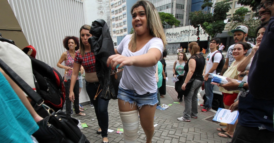 8.nov.2014 - Estudante com a perna machucada corre para chegar ao local de prova do Enem 2014, na capital paulista, antes do fechamento dos portões  