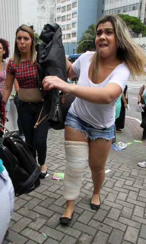 8.nov.2014 - Estudante com a perna machucada corre para chegar ao local de prova do Enem 2014, na capital paulista, antes do fechamento dos portões