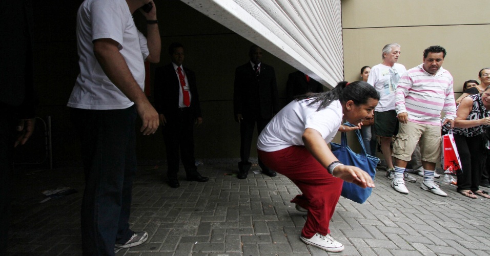 8.nov.2014 -  Estudantes correm antes do fechamento dos portões no primeiro dia de provas do Enem (Exame Nacional do Ensino Médio) 2014 na capital paulista 