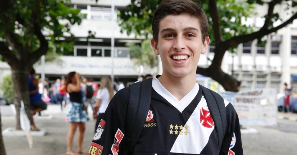 8.nov.2014 - Joao Vitor, 17, terminou a prova do Enem 2014 rapidamente e foi para o Maracanã torcer pelo Vasco