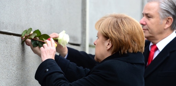 Merkel e o prefeito de Berlim, Klaus Wowereit, lembram os 25 anos da queda do muro