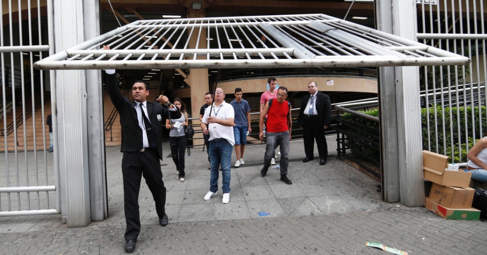 9.nov.2014 - Candidatos deixam o prédio da Uninove, na Barra Funda, em São Paulo (SP), depois do segundo e último dia de prova do Enem 2014