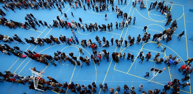 Catalães fazem fila em uma seção eleitoral em Barcelona para votar na consulta simbólica sobre a independência da Catalunha, em 2014 - Albert Gea/Reuters