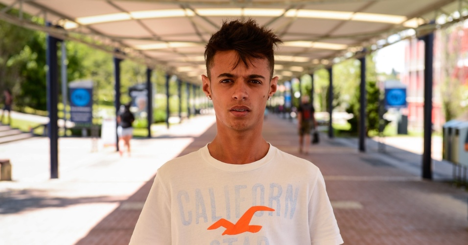 9.nov.2014 - Na Universidade Positivo, em Curitiba, o estudante Bruno H. Machado, 19, foi um dos primeiros a sair da prova do Enem 2014 após as 15h