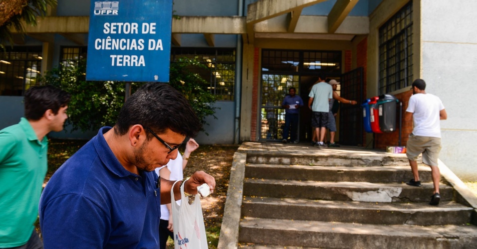 9.nov.2014 - Estudantes chegam para o segundo dia de prova do Enem 2014 no Centro Politécnico da UFPR, em Curitiba